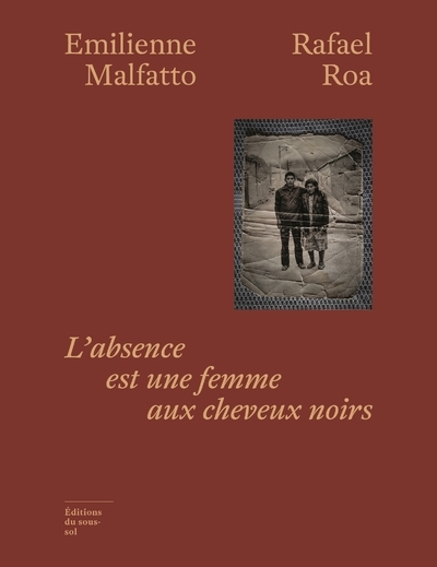 [9782364687738] L'Absence est une femme aux cheveux noirs